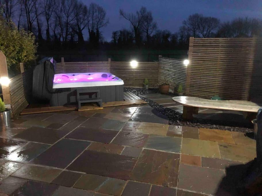 Villa Moors Wood Relaxing ,Tranquil Retreat With Hot Tub Chippenham  Exterior foto