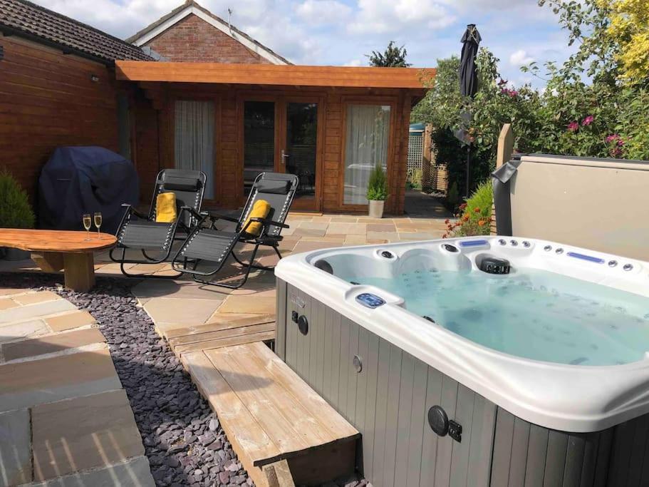 Villa Moors Wood Relaxing ,Tranquil Retreat With Hot Tub Chippenham  Exterior foto