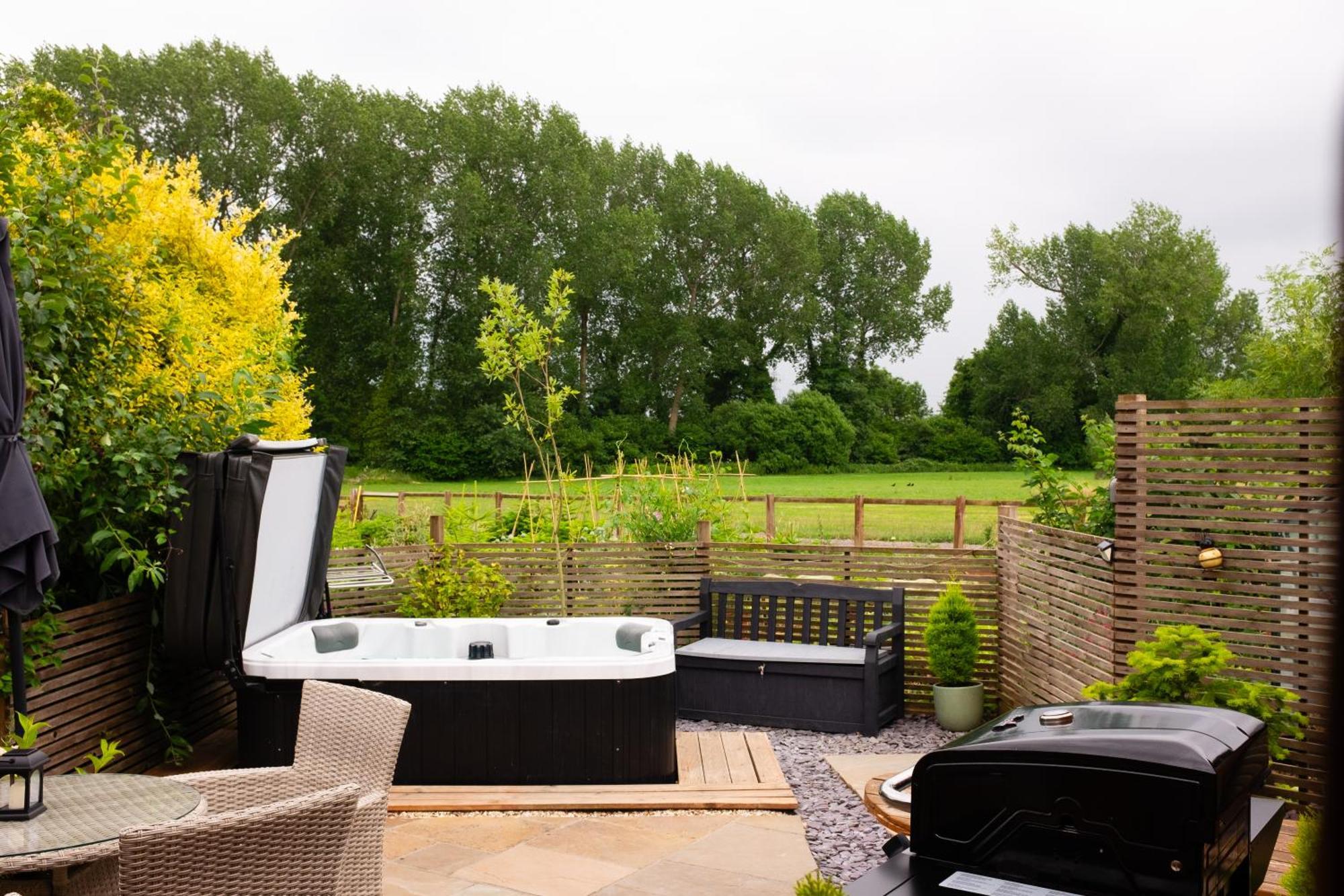 Villa Moors Wood Relaxing ,Tranquil Retreat With Hot Tub Chippenham  Exterior foto